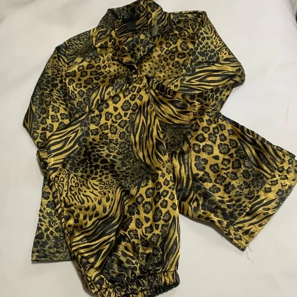 🛍️ Animal Print 2 Piece Poly-Satin Pajama Set Gold & Black - Size L - Picture 6 of 8